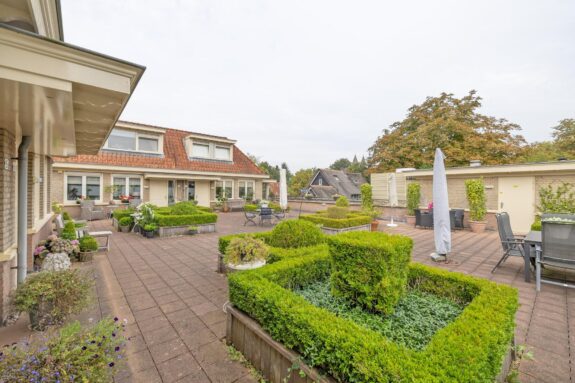Plein 1945 15, Laren