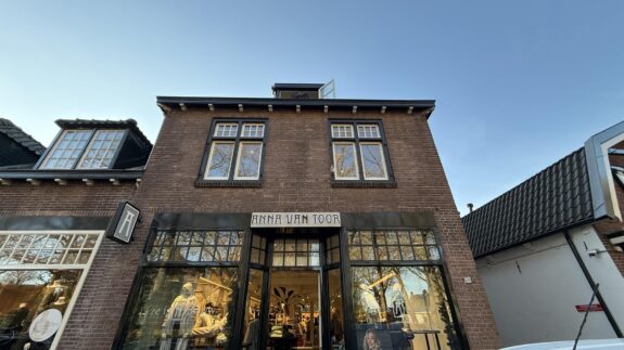 Brink 24a, Laren